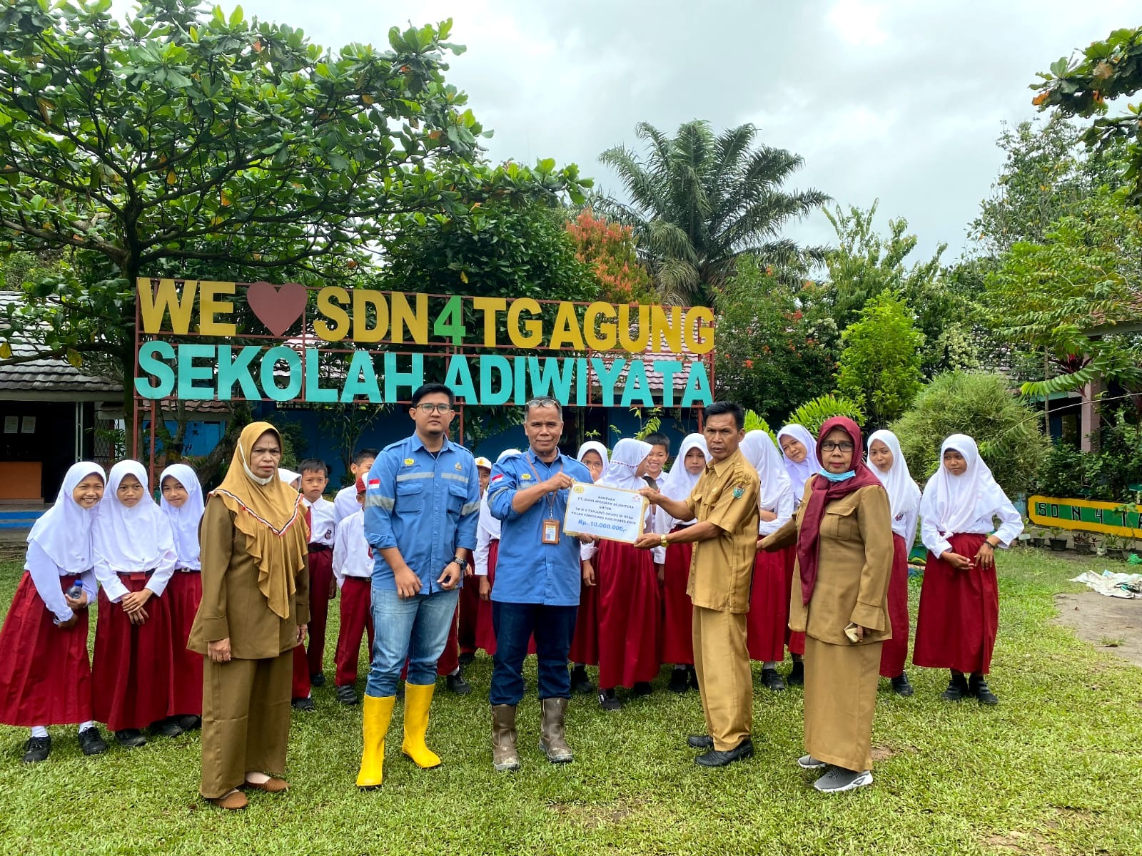 Read more about the article PT. Bara Anugrah Sejahtera (Titan Group) Cares for Adiwiyata Schools