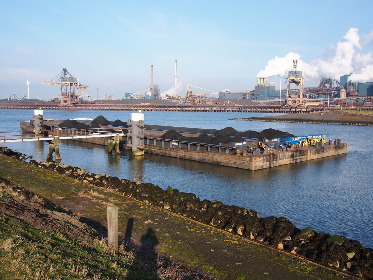 Read more about the article Titan Group Presents the Advantages of Barge Transportation in Coal Transport in South Sumatra