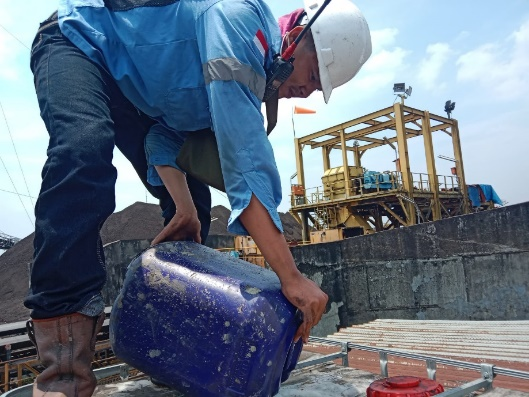 Gambar 4. Penambahan chemical dan penanganan swabakar di stockpile