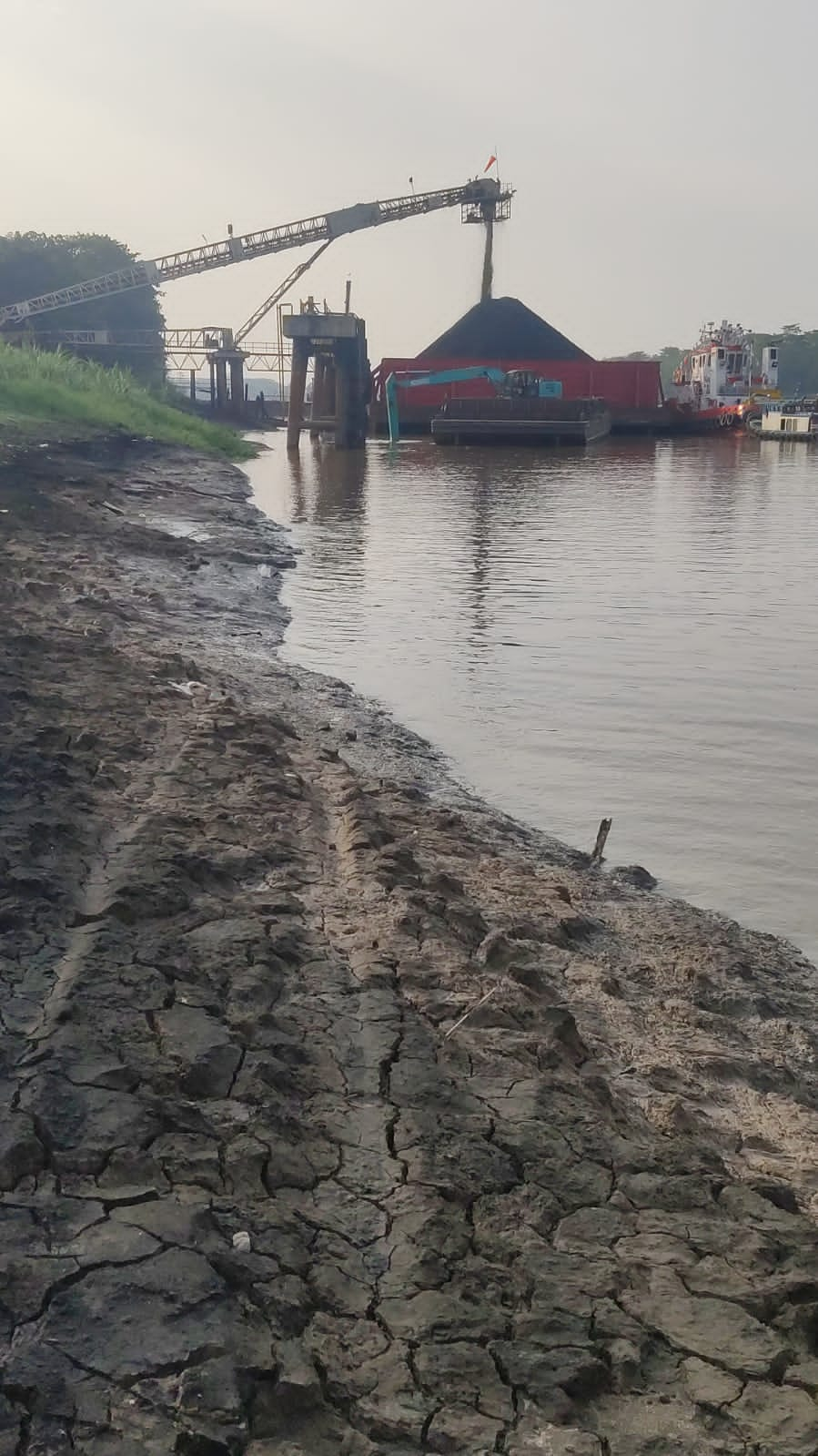 Gambar 6. Kondisi Sungai Musi, Aktivitas dredging serta Pompa dengan Cutter Suction