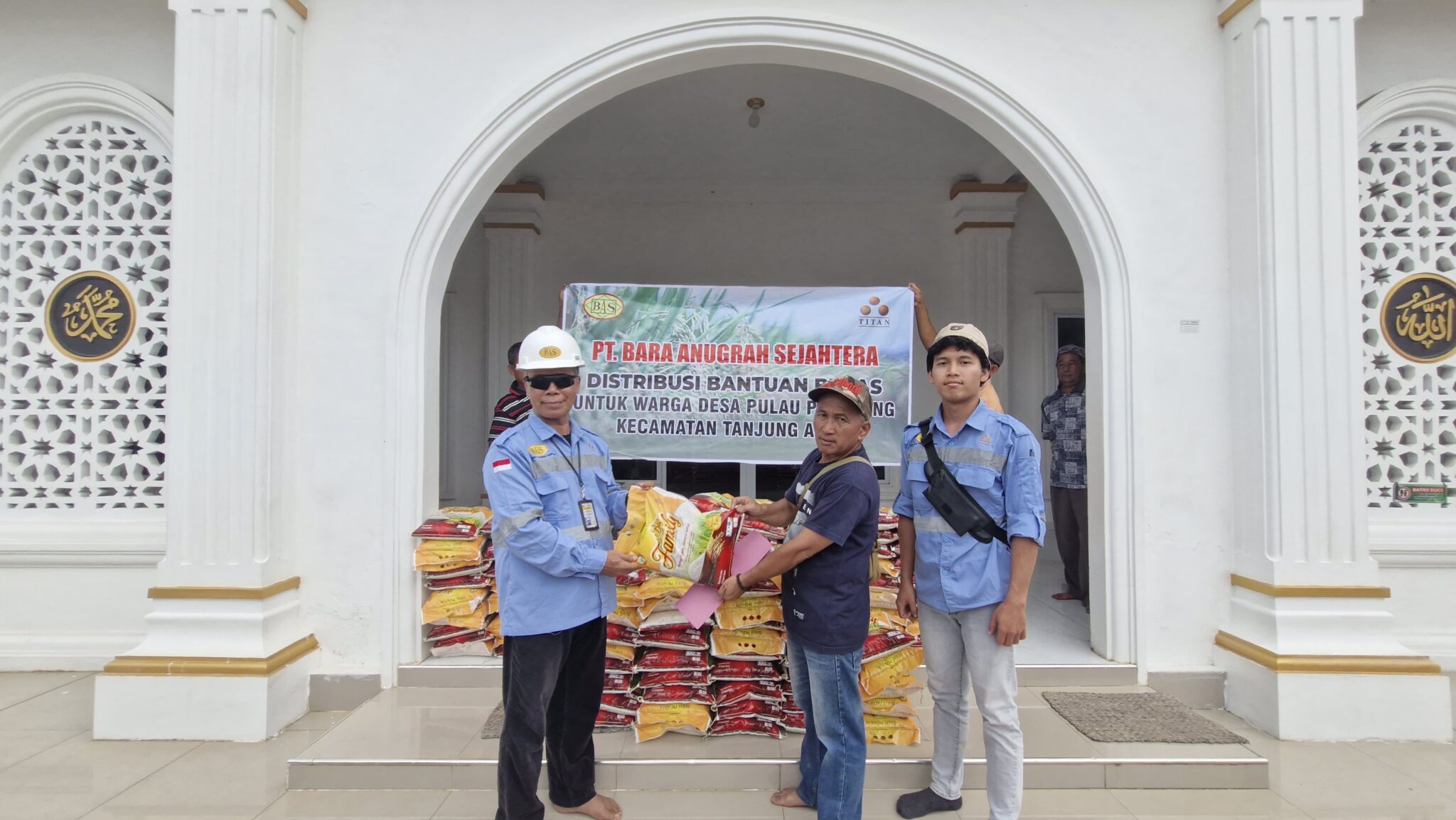 PT Bara Anugrah Sejahtera (Titan Group) Salurkan Bantuan Beras