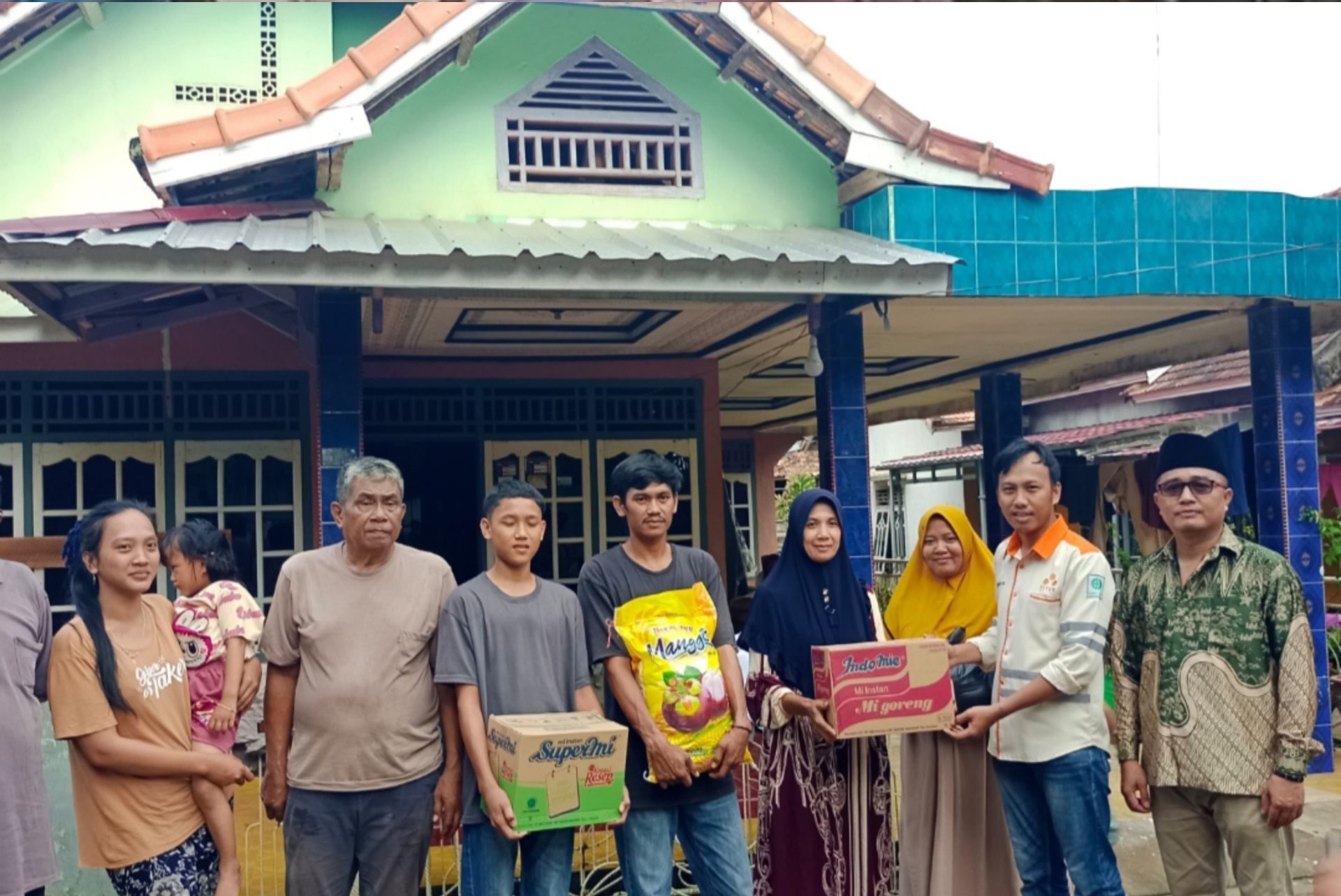 PT Servo Lintas Raya (SLR) Salurkan Bantuan Sembako kepada Warga Terdampak Kebakaran 1