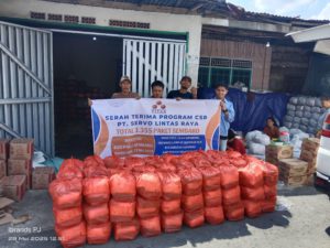 Titan Infra Sejahtera Group menyalurkan paket sembako untuk masyarakat disekitar jalur angkut khusus Batubara
