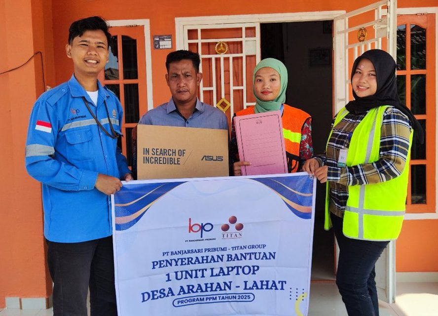 PT Banjarsari Pribumi Serahkan Bantuan Laptop